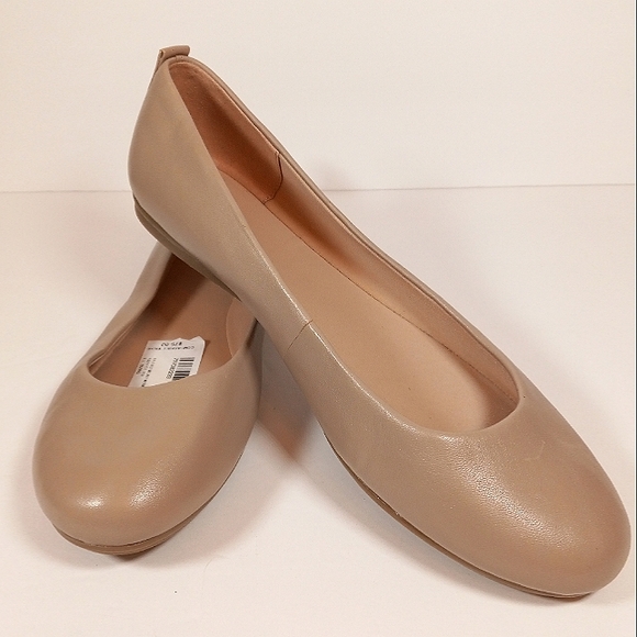 Easy Spirit Shoes - NWT EASY SPIRIT TAUPE FLATS SZ 10